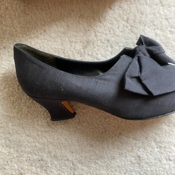 Kenneth Cole Silk pumps- elegant size 9.5 - Picture 2 of 7